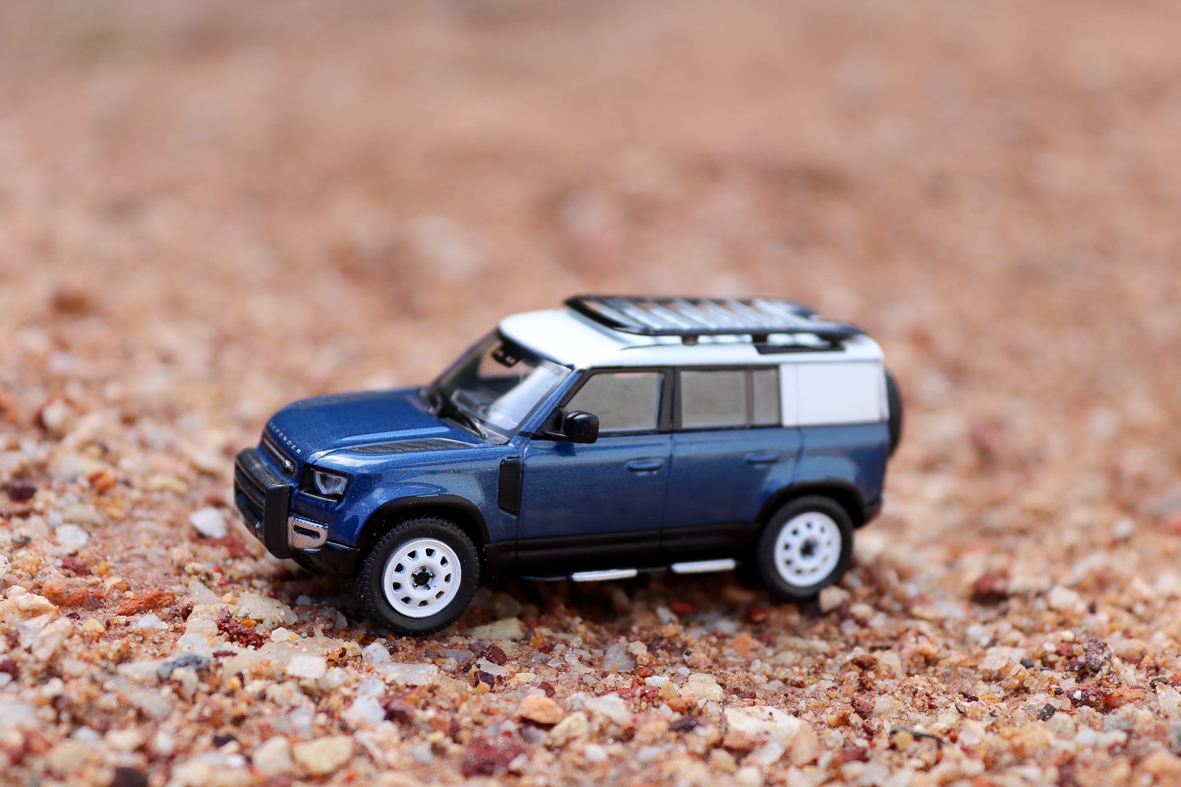 Tarmac Works Global 64 - Land Rover Defender 110 Blue scale 1:64