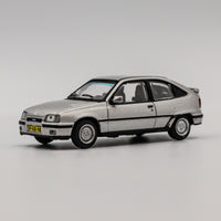 Tarmac Works - GLOBAL 64 - Opel Kadett GSi Silver scale 1:64